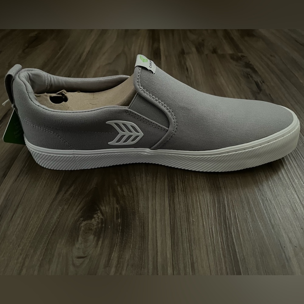 Cariuma UNISEX Slip-On Canvas Sneaker